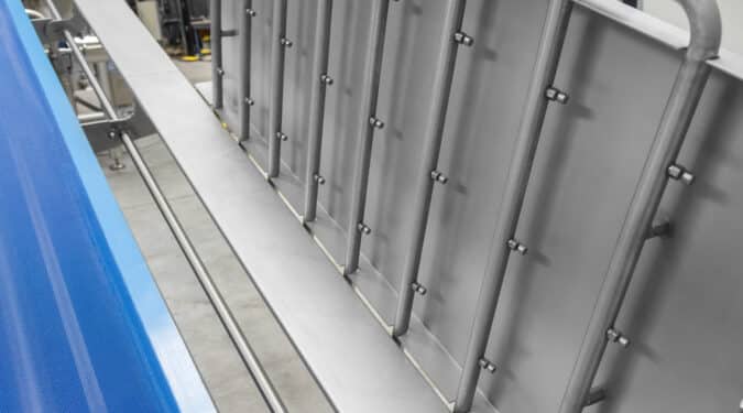 Spraying bars on the rinse conveyor
